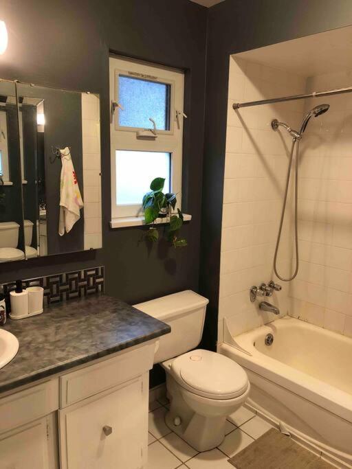 Private Room With Queen Bed In Richmond 202 エクステリア 写真